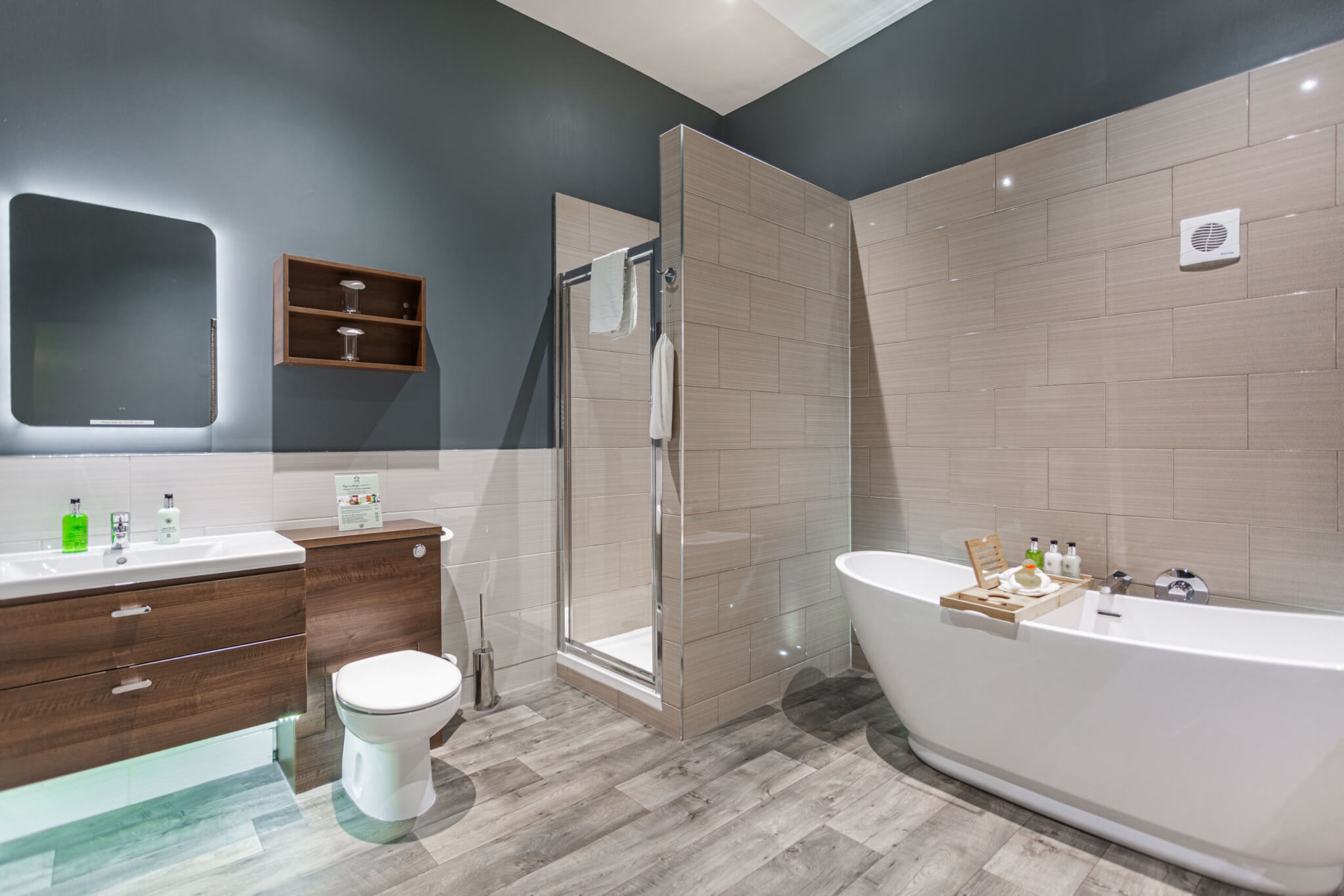 Rm 103 Deluxe Double Bathroom scaled