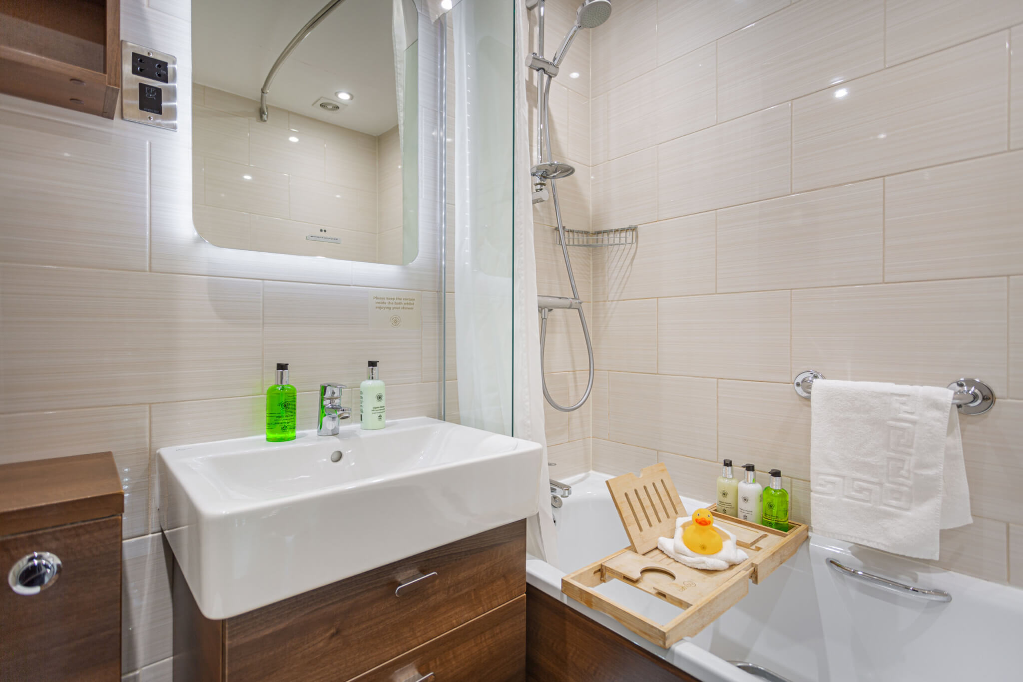Rm 203 Superior Double Bathroom scaled